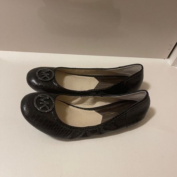 Michael Kors Fulton Black Quilted
Leather Ballet Flat Shoes Silver MK.brand new - Picture 9 of 16